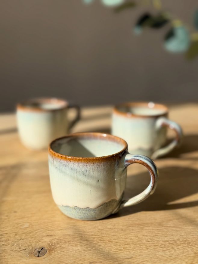 Když přijde do ateliéru slunce ☀️ Do konce měsíce mě čeká samé točení na kruhu 🙌🏻🤗 a přípravy na vánoční naskladnění. Co...