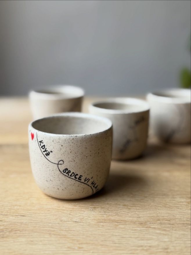 Právě točím poslední letošní várku. Je to možný? Ten podzim nějak rychle utíká.😅 Na policích už mám vytočené větší hrnky,...