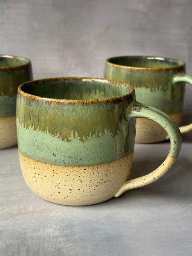 Les 🌲 I tenhle kousek najdete v předvánočním naskladnění.🫶🏻 #keramika #pottery #ceramics #ceramic #instapotter...