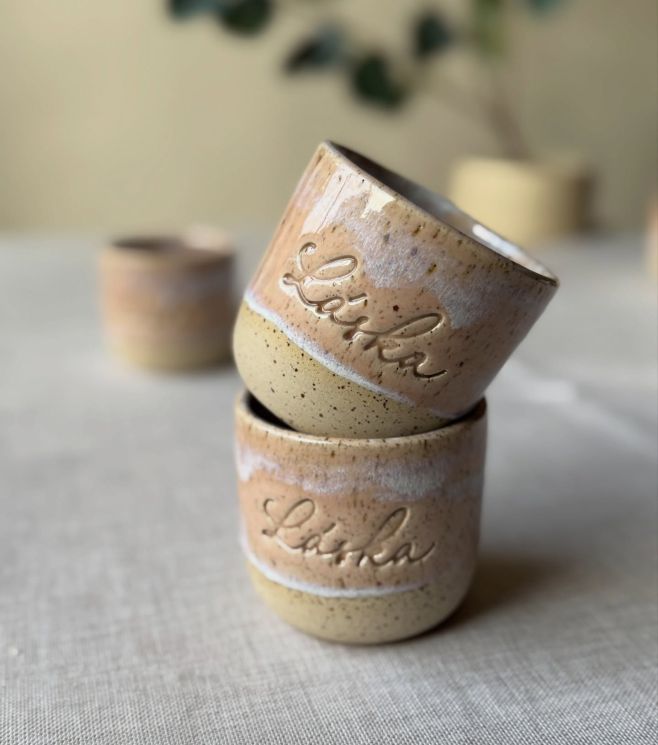 Mám tu pár Lásek ❤️ po přežahu, které čekají už jen na glazuru. A půjdou do předvánočního updatu. Jako barvu byste na nich...