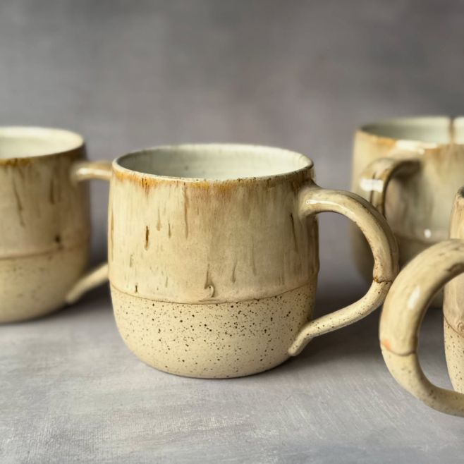 Minimalistický a zároveň hřejivý 🤎🤍 #keramika #lokalnivyroba #rucnitvorba #lokalnitvorba #tvorba #remeslo #slaskou